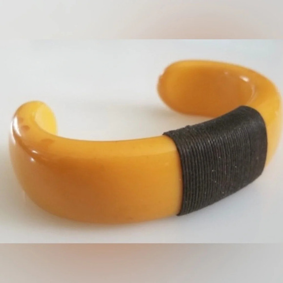 Bakelite Vintage 1940s Butterscotch Cuff Bracelet in Wrapped Thread​ TESTED EUC - Picture 1 of 4